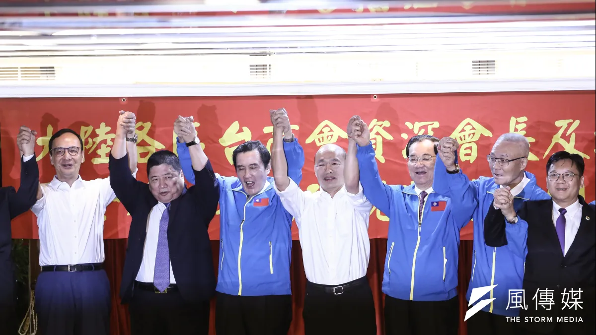 「大陸各區台商會資深會長及總會長聯合力挺韓國瑜競選總統團結大會」8日登場,前新北市長朱立倫(左起)、台企聯榮譽會長王屏生、前總統馬英九、國民黨總統參選人韓國瑜、國民黨榮譽主席連戰、國民黨主席吳敦義、台企聯現任會長李政宏在現場展現團結氣勢。(陳品佑攝)