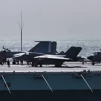 福建号の甲板に並ぶJ-35、J-15、空警-600(写真/ウェイボーより) 福建号の甲板に並ぶJ-35、J-15、空警-600(写真/ウェイボーより)