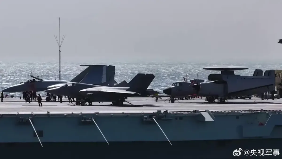 福建艦甲板上的J-35、J-15與空警-600。(翻攝微博) 福建艦甲板上的J-35、J-15與空警-600。(翻攝微博)