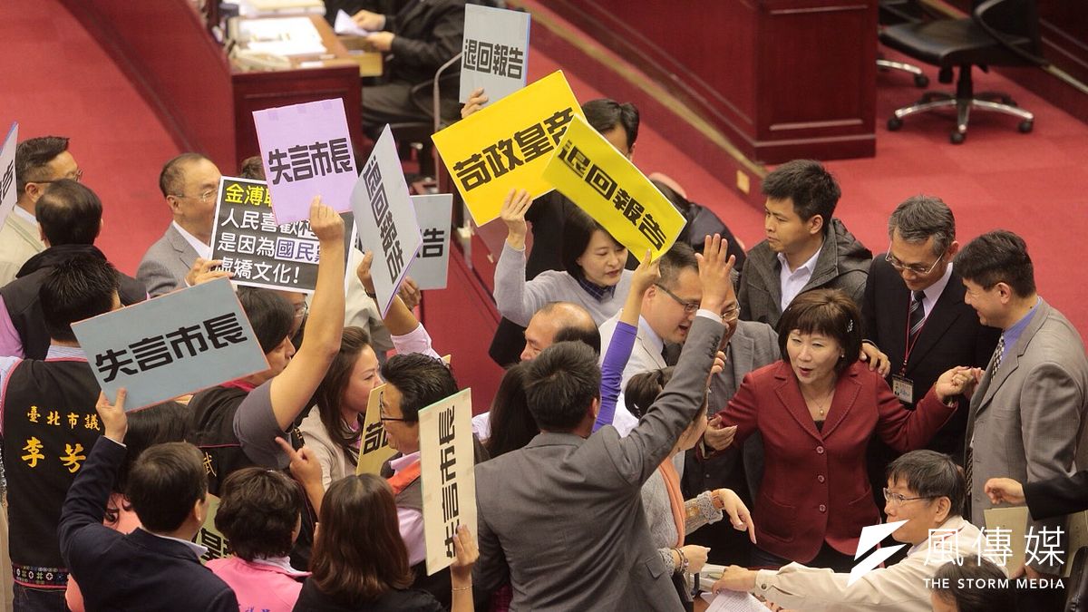 柯文哲14日於市議會遭藍營議員圍攻,國民黨籍市議員王鴻薇也表示,市長也好幾次退回台中捷運、警察局的報告,但你自己的報告又及格?(楊子磊攝) 柯文哲14日於市議會遭藍營議員圍攻,國民黨籍市議員王鴻薇也表示,市長也好幾次退回台中捷運、警察局的報告,但你自己的報告又及格?(楊子磊攝)