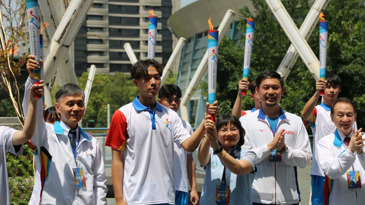潘婉馨副組長(前排中)及中原大學李英明校長(前排左1)將聖火傳遞給中原大學聖火隊,展開環臺傳遞12所學校行程。(圖/教育部體育署提供)