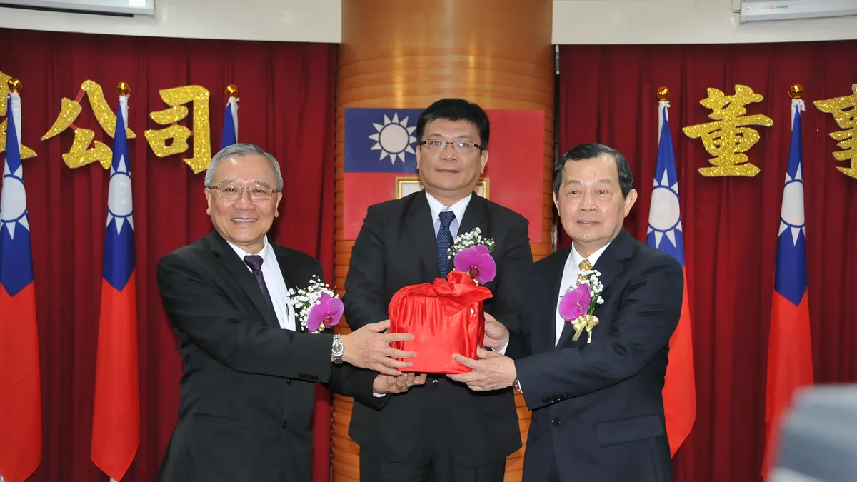 中油董事長今(4)日交接,左起前董事長戴謙、經濟部次長曾文生、新董事長歐嘉瑞。(中油提供) 中油董事長今(4)日交接,左起前董事長戴謙、經濟部次長曾文生、新董事長歐嘉瑞。(中油提供)
