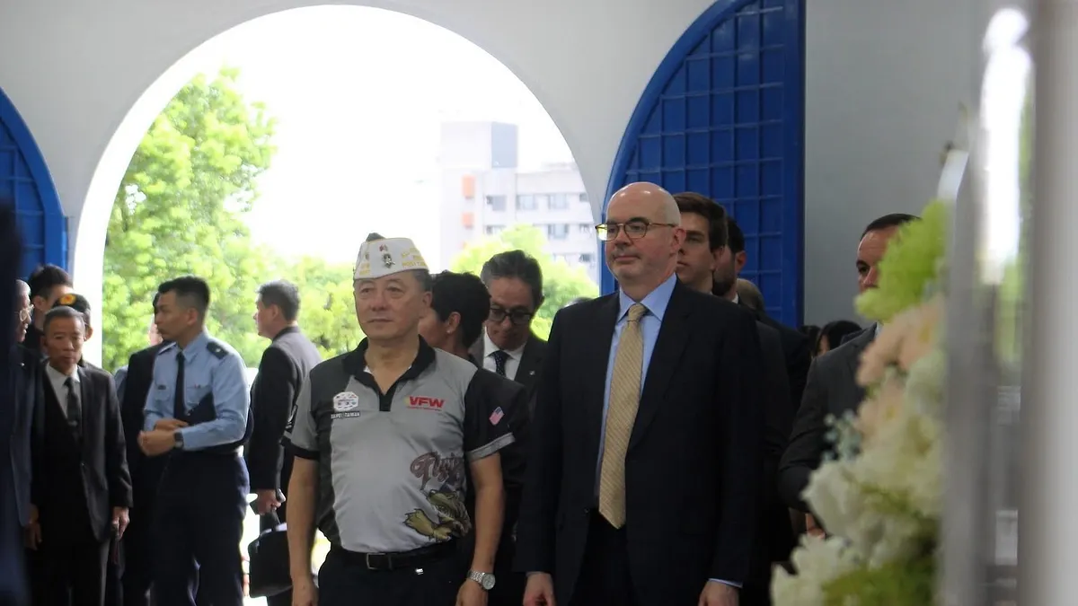 圖為美國在台協會台北辦事處長谷立言(右)出席飛虎隊朱安琪上尉告別式。(資料照,取自美國在台協會臉書) 圖為美國在台協會台北辦事處長谷立言(右)出席飛虎隊朱安琪上尉告別式。(資料照,取自美國在台協會臉書)