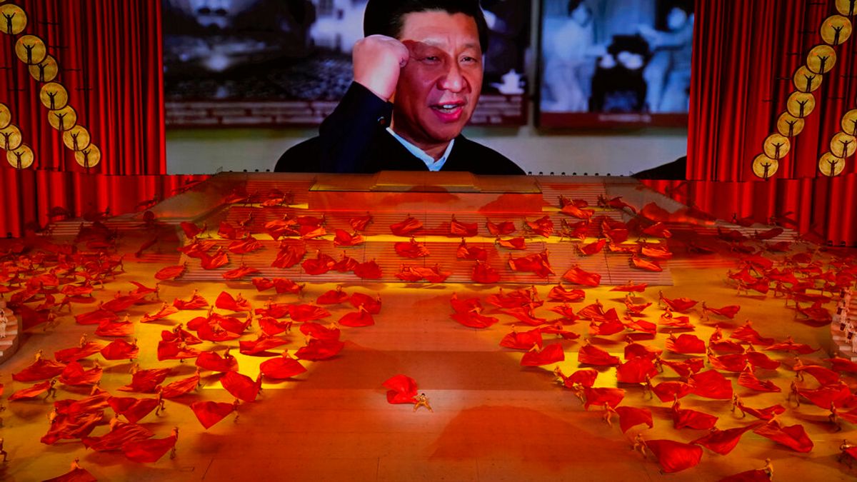 2021年6月28日,北京舉行慶祝中共成立100周年晚會。台上舞者背後的大螢幕正在播放習近平的影像。(美聯社) 2021年6月28日,北京舉行慶祝中共成立100周年晚會。台上舞者背後的大螢幕正在播放習近平的影像。(美聯社)