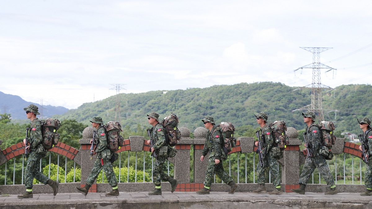 陸軍特戰指揮部特5營5日展開「戰術任務行軍訓練」,展開橫跨5縣市的行軍考驗。此次行軍任務將歷時21天、總距離達到550公里。(取自軍聞社) 陸軍特戰指揮部特5營5日展開「戰術任務行軍訓練」,展開橫跨5縣市的行軍考驗。此次行軍任務將歷時21天、總距離達到550公里。(取自軍聞社)