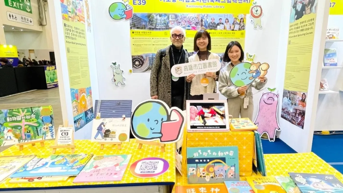 高市圖展示《好繪芽獎》的15本優秀原創繪本,向國際大師Davide Cail介紹高市圖國際繪本中心的豐富館藏與十年來的推廣成果。(圖/高市圖提供)