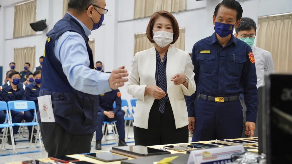 屏東縣政府警察局打擊詐欺成績斐然,縣長周春米頒發阻詐獎勵金。(圖/屏東縣政府警察局提供)