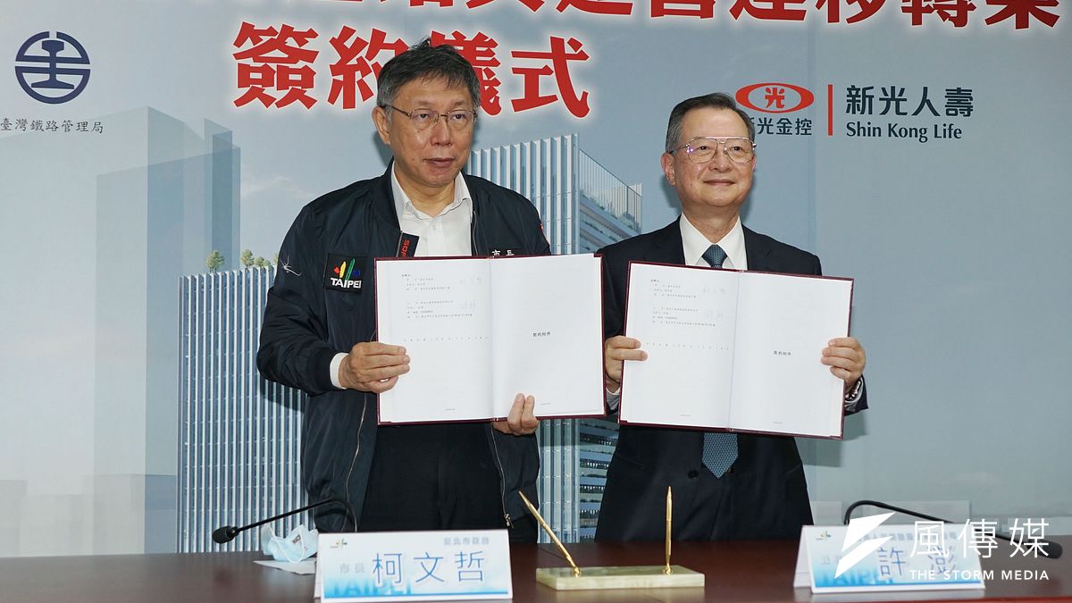 台北市政府日舉行南港轉運站興建營運移轉BOT招商案簽約儀式,由市長柯文哲(左)、新光人壽董事長許澎(右)出席簽約。(盧逸峰攝) 台北市政府日舉行南港轉運站興建營運移轉BOT招商案簽約儀式,由市長柯文哲(左)、新光人壽董事長許澎(右)出席簽約。(盧逸峰攝)