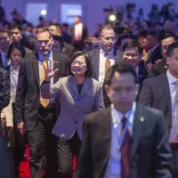 統促黨不只在台灣被內政部盯上,因騷擾了蔡英文(中),美國老大哥開始注意起他們。(美聯社) 統促黨不只在台灣被內政部盯上,因騷擾了蔡英文(中),美國老大哥開始注意起他們。(美聯社)