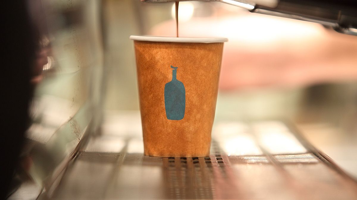 雀巢入主藍瓶咖啡(Blue Bottle Coffee),許多人都在關注藍瓶咖啡未來是否能維持其獨特的品牌風格。(圖/Blue Bottle Coffee臉書粉專) 雀巢入主藍瓶咖啡(Blue Bottle Coffee),許多人都在關注藍瓶咖啡未來是否能維持其獨特的品牌風格。(圖/Blue Bottle Coffee臉書粉專)