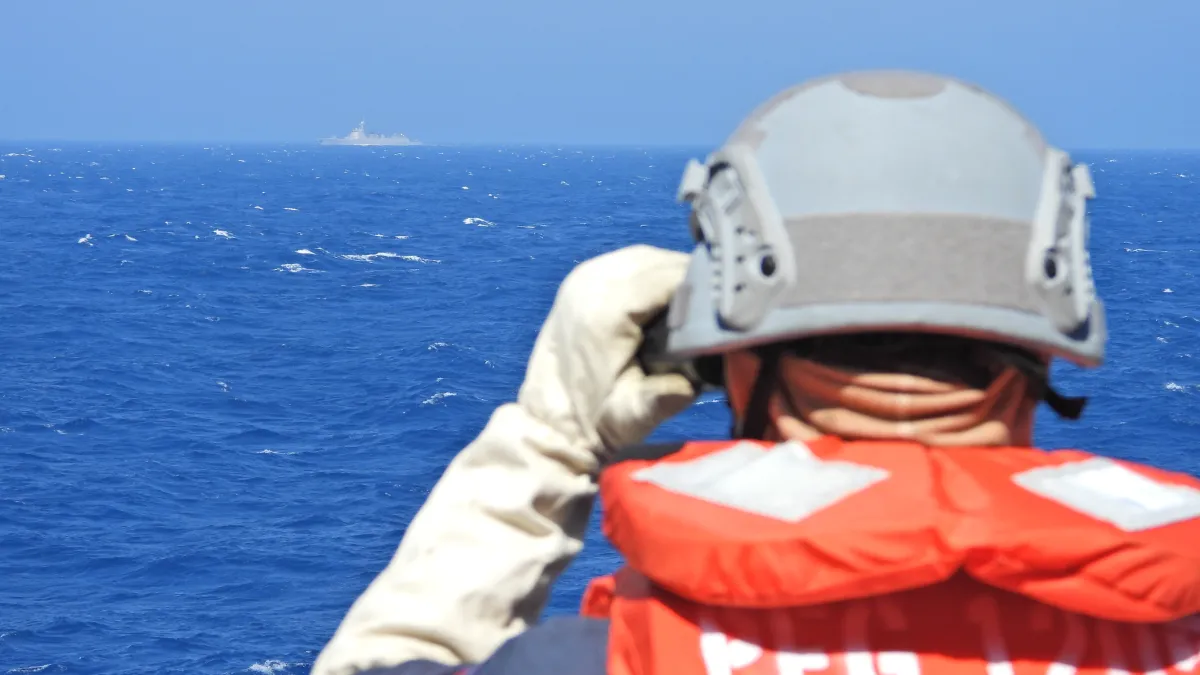 共軍「聯合戰備警巡」,我海軍昆明軍艦監控中共銀川艦。(國防部提供)