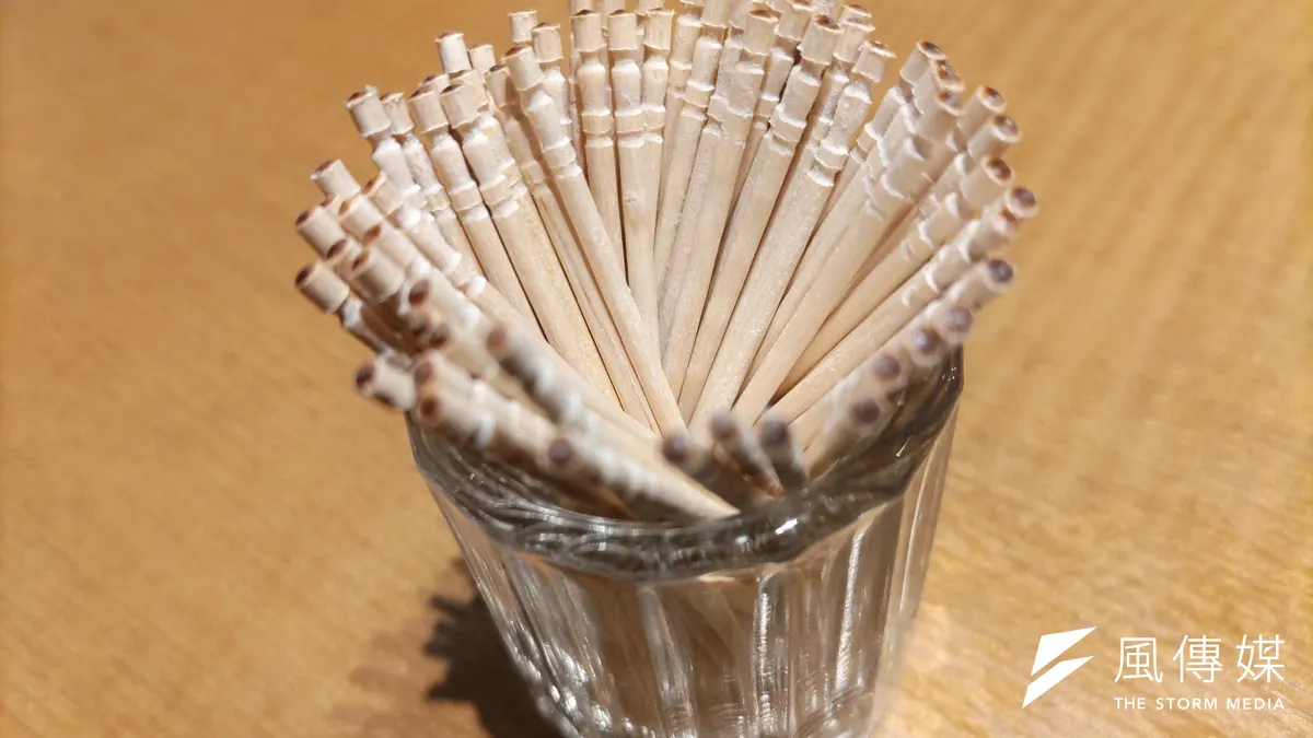 你有發現,不少牙籤設計是只有一端能用的「單邊牙籤」,尾端會設計刻上溝槽,這些淺淺刻上的2到3條細細的橫線有什麼特殊功用呢?(示意圖/取自PhotoAC) 你有發現,不少牙籤設計是只有一端能用的「單邊牙籤」,尾端會設計刻上溝槽,這些淺淺刻上的2到3條細細的橫線有什麼特殊功用呢?(示意圖/取自PhotoAC)