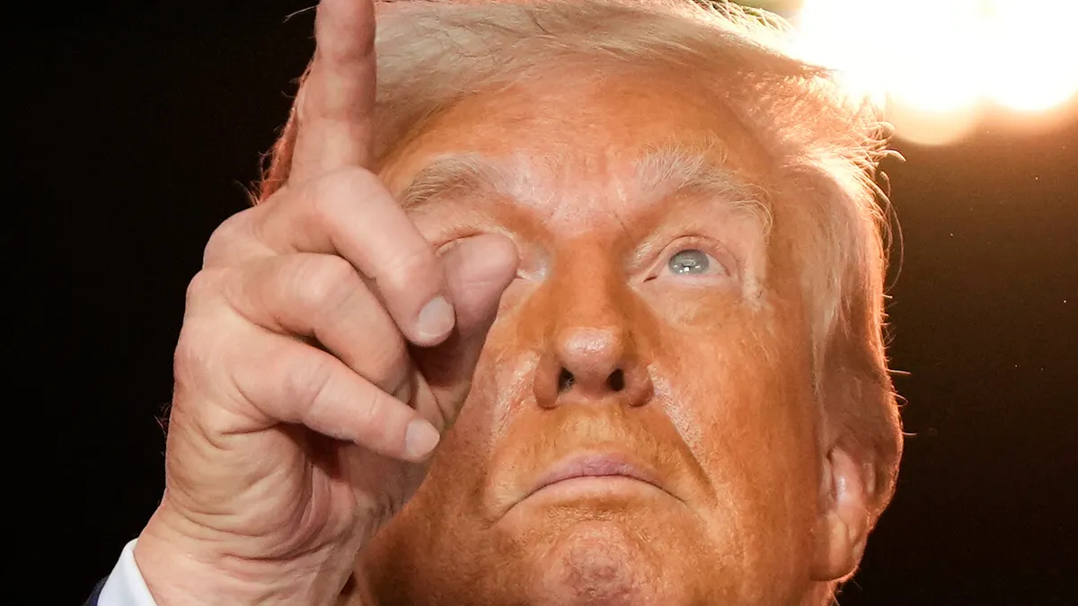 2025年9月21日,美國總統川普出席柯克追思會。(美聯社) 2025年9月21日,美國總統川普出席柯克追思會。(美聯社)