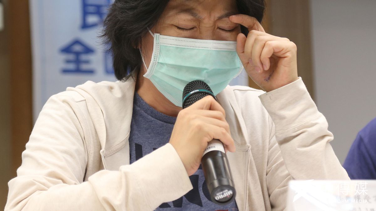 法律扶助基金會號召百人律師團提供八仙塵爆受害人法律服務,受害人家屬劉致葦媽媽痛苦述說心路歷程。(吳逸驊攝) 法律扶助基金會號召百人律師團提供八仙塵爆受害人法律服務,受害人家屬劉致葦媽媽痛苦述說心路歷程。(吳逸驊攝)