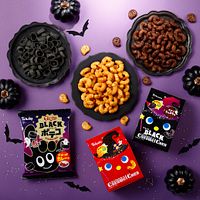 東ハトが8月18日から全国で販売するハロウィン限定スナック菓子。(写真/東ハト提供) 東ハトが8月18日から全国で販売するハロウィン限定スナック菓子。(写真/東ハト提供)