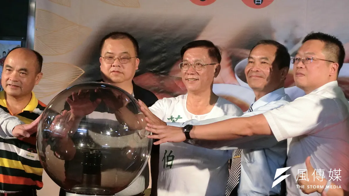 南投縣長林明溱化身茶伯,宣告南投世界茶葉博覽會將揭開序幕。(圖/王秀禾攝) 南投縣長林明溱化身茶伯,宣告南投世界茶葉博覽會將揭開序幕。(圖/王秀禾攝)