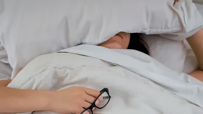 聆聽固定頻率的白噪音,或許有助於深層睡眠,不過,影響睡眠品質的要素與固定晝夜節律、以及良好睡眠環境息息相關,建議也須遵循一些措施。(示意圖/取自Unsplash)