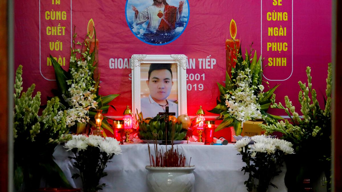 英國貨櫃車慘案時隔1個月,首批越南偷渡客遺體27日運回家鄉。(AP) 英國貨櫃車慘案時隔1個月,首批越南偷渡客遺體27日運回家鄉。(AP)