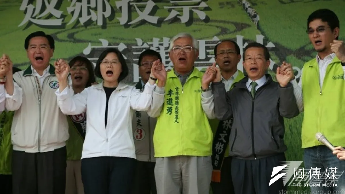 民進黨中常會26日移師雲林,主席蔡英文表示,「所有出門在外的雲林子弟,請你務必要回來,11月29日這一天,用你手上的這一票,替雲林守住未來。」左起吳釗燮、蔡英文、李進勇、謝長廷、劉建國。(余志偉攝)
