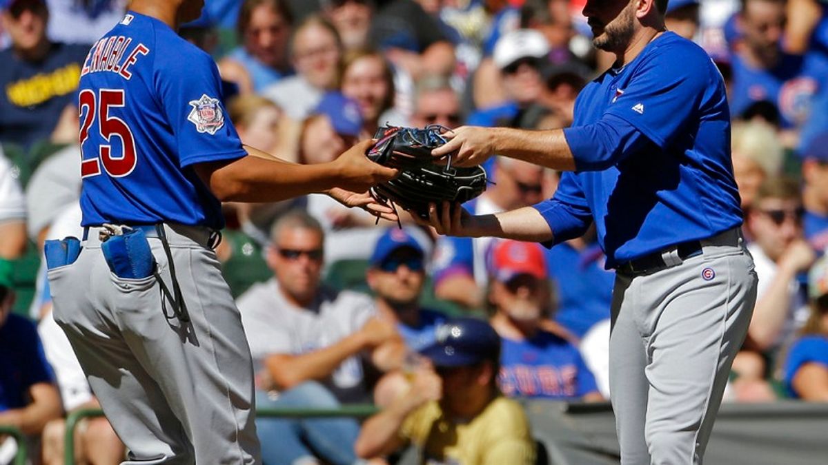 小熊救援援左投唐辛(右) ,從隊友接了守外野的手套。(美聯社) 小熊救援援左投唐辛(右) ,從隊友接了守外野的手套。(美聯社)