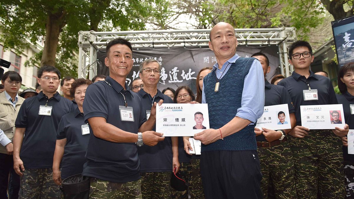 高雄市長韓國瑜(右)上任後大力推動觀光,繼愛情產業鏈、醫療觀光後,在鼓山洞的啟「洞」儀式。(圖/徐炳文攝) 高雄市長韓國瑜(右)上任後大力推動觀光,繼愛情產業鏈、醫療觀光後,在鼓山洞的啟「洞」儀式。(圖/徐炳文攝)