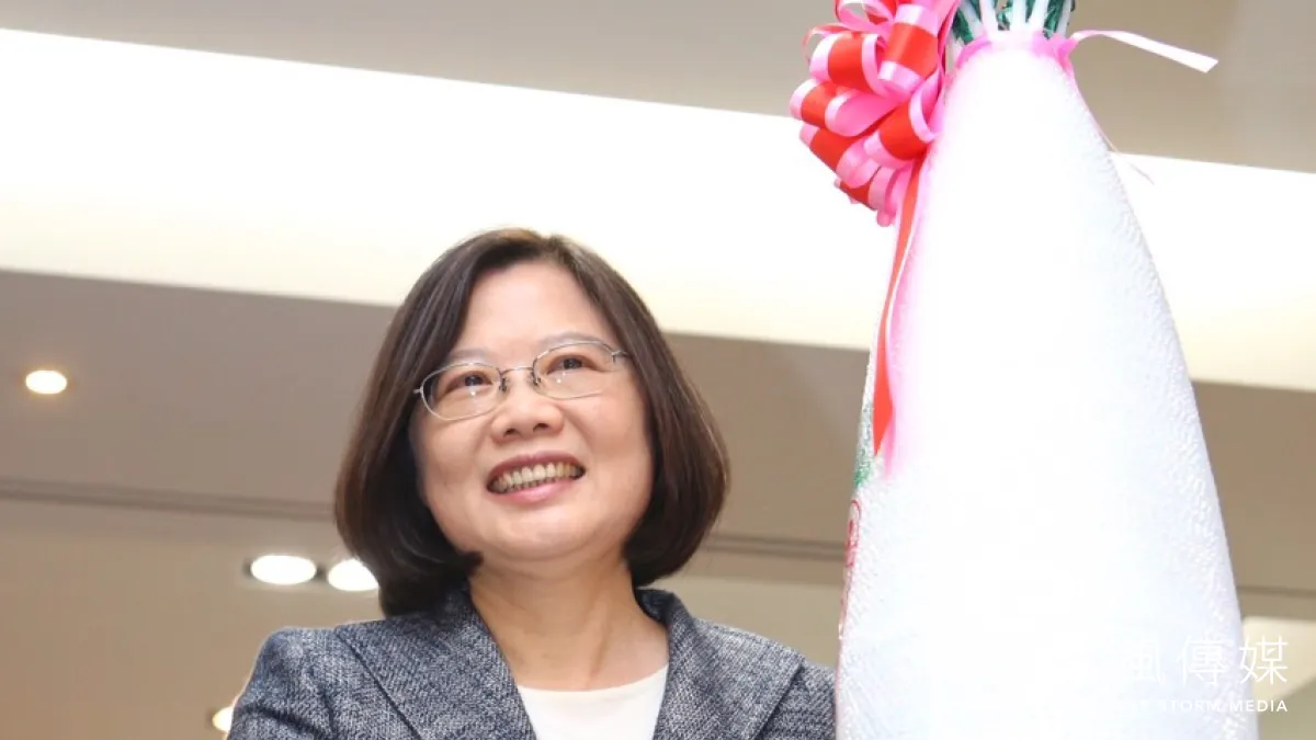 有極大可能當選總統的民進黨主席蔡英文不但該參加國慶升旗,更要熱烈擁抱中華民國。(資料照/蔡耀徵攝)