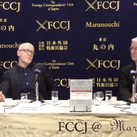 マクニール氏とマックルーア氏による新刊「Japanese Rebels」は、同調圧力が強いとされる日本社会で個人の自由と正義のために闘った異端者たちの実像を描き出した。(写真/FCCJ提供) マクニール氏とマックルーア氏による新刊「Japanese Rebels」は、同調圧力が強いとされる日本社会で個人の自由と正義のために闘った異端者たちの実像を描き出した。(写真/FCCJ提供)