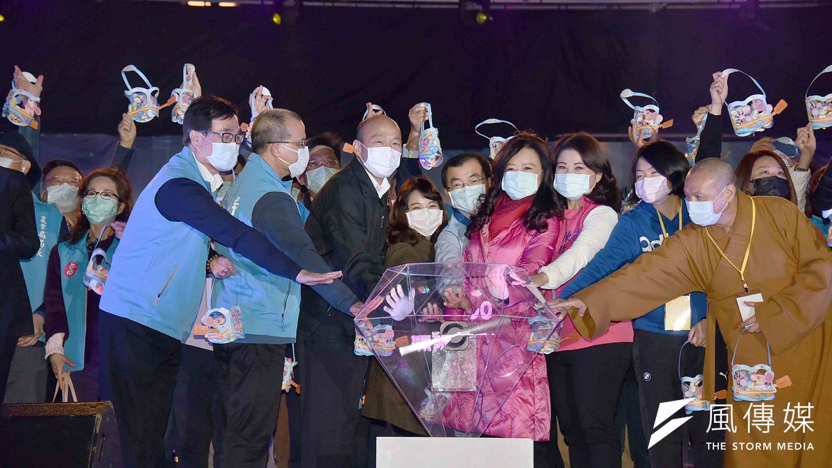 高雄市長韓國瑜率三位副市長及各局處首長等團隊蒞臨高雄燈會藝術節啟動儀式。(圖/徐炳文攝) 高雄市長韓國瑜率三位副市長及各局處首長等團隊蒞臨高雄燈會藝術節啟動儀式。(圖/徐炳文攝)