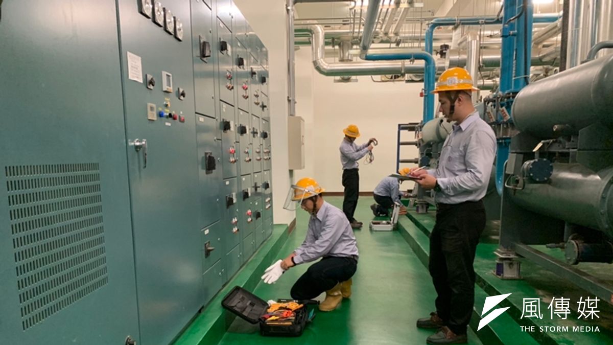 台電人員模擬設備檢測狀況。(尹俞歡攝) 台電人員模擬設備檢測狀況。(尹俞歡攝)