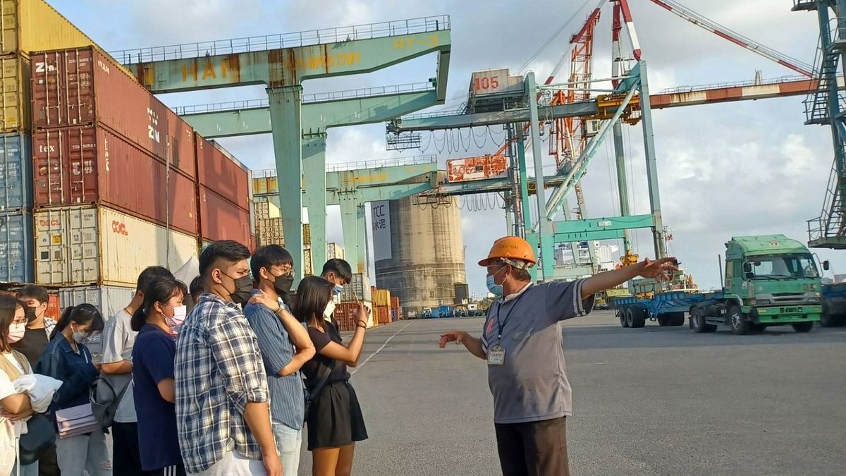 專人導覽碼頭貨物裝卸流程。(圖/教育部青年署提供) 專人導覽碼頭貨物裝卸流程。(圖/教育部青年署提供)