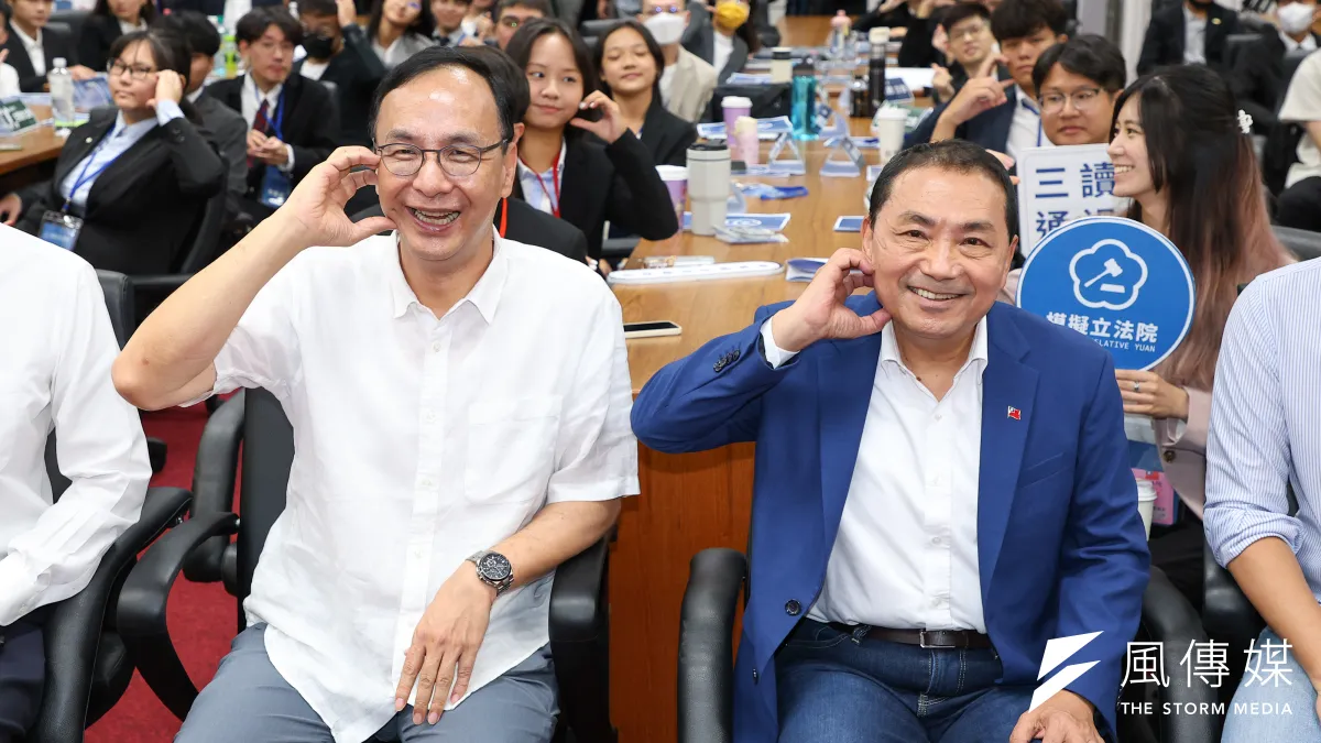 國民黨主席朱立倫(左起)指出,國民黨總統參選人侯友宜支持度有所回升。(資料照,顏麟宇攝)