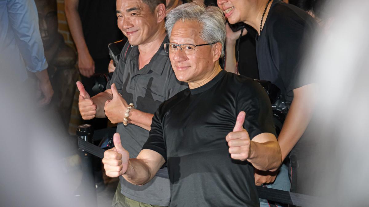 黃仁勳對華為「韜定律」潑冷水!胡錫進反擊:今年秋天將見證「DeepSeek時刻」