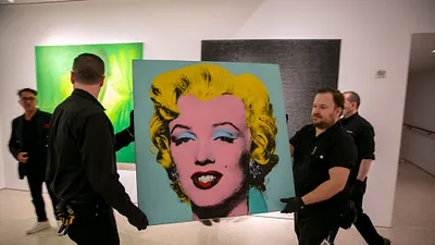 2022年5月9日,美國普普藝術大師安迪沃荷的「槍擊瑪麗蓮─鼠尾草藍版」以1.95億美元的價格售出(美聯社)