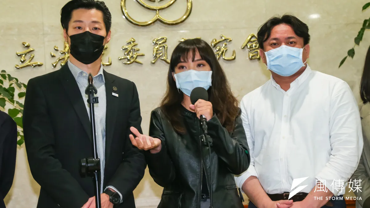 20201223-高雄市議員黃捷(中)、無黨籍立委林昶佐、民進黨立委洪申翰23日出席「力挺黃捷!」記者會。(顏麟宇攝)