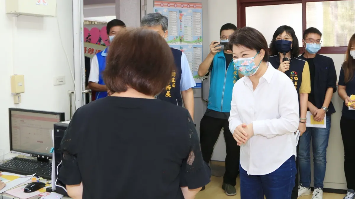 台中市長盧秀燕12日前往衛生局及豐原衛生所關心疫苗接種情形,感謝衛生局團隊日以繼夜為民服務。(圖/台中市政府)