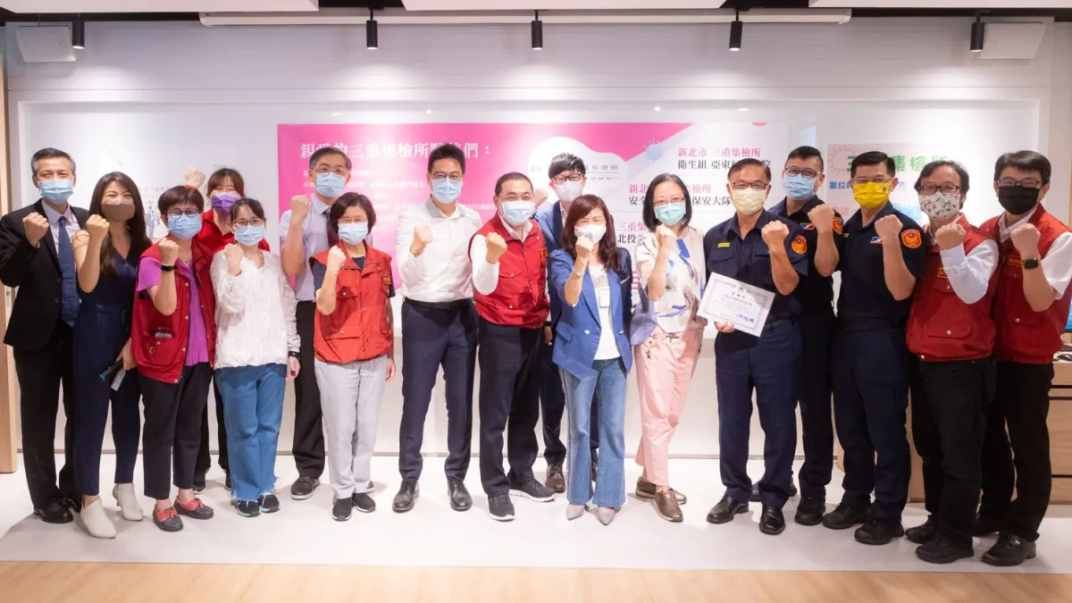 新北市市長侯友宜親自頒發感謝狀,感謝醫護及集中檢疫中心團隊的辛勞。(圖/新北市衛生局提供)