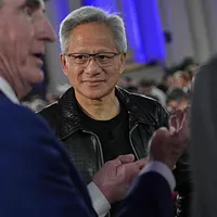 2025年7月23日、ワシントンのアンドリュー・メロン講堂で開かれた人工知能サミットで、NvidiaのCEOジェンスン・ファン氏(右)がアメリカ内務長官ダグ・バーガム氏(左)と語り合う場面。(AP通信) 2025年7月23日、ワシントンのアンドリュー・メロン講堂で開かれた人工知能サミットで、NvidiaのCEOジェンスン・ファン氏(右)がアメリカ内務長官ダグ・バーガム氏(左)と語り合う場面。(AP通信)