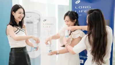長壽村最新推出「U氫+」罐裝氫水,將來自埔里的水源,運用獨步全球的獨家專利技術,使之成為pH值 9.0的鹼性水。(圖/LONG LIFE長壽村)