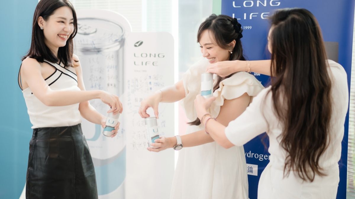 長壽村最新推出「U氫+」罐裝氫水,將來自埔里的水源,運用獨步全球的獨家專利技術,使之成為pH值 9.0的鹼性水。(圖/LONG LIFE長壽村) 長壽村最新推出「U氫+」罐裝氫水,將來自埔里的水源,運用獨步全球的獨家專利技術,使之成為pH值 9.0的鹼性水。(圖/LONG LIFE長壽村)