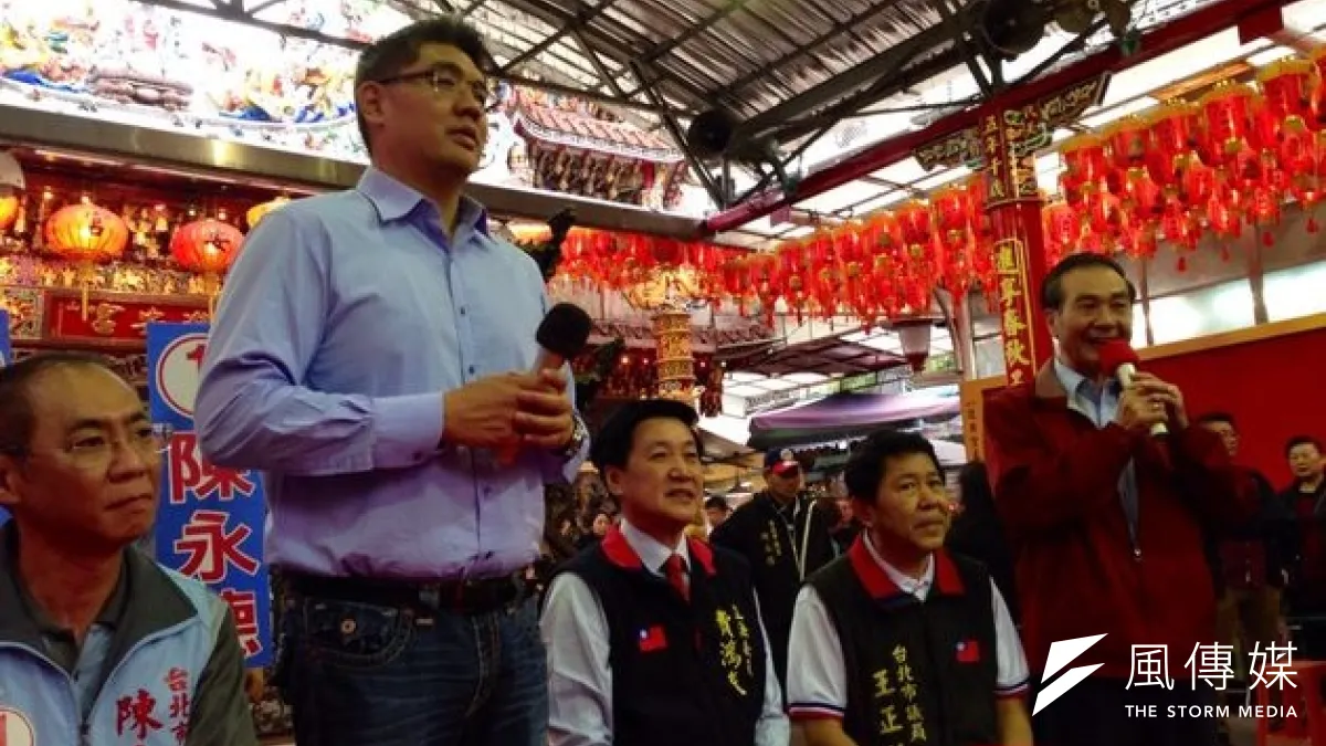 藍營里長陳永昌(右一)日前現身無黨籍台北市長候選人柯文哲活動,國民黨候選人連勝文18日急往拜訪固樁。(羅暐智攝)