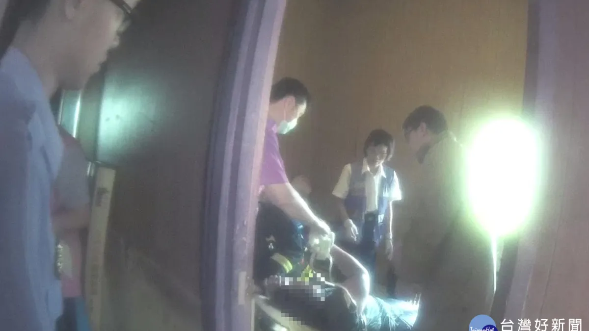 反鎖房內持刀鬧輕生 警消破門搶救阻憾事