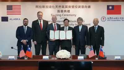 台灣中油總經理張敏及AGDC總經理Frank Richards代表簽署「阿拉斯加液化天然氣買賣暨投資意向書」,阿拉斯加州州長Mike Dunleavy及經濟部長郭智輝共同見證。(圖/台灣中油提供)