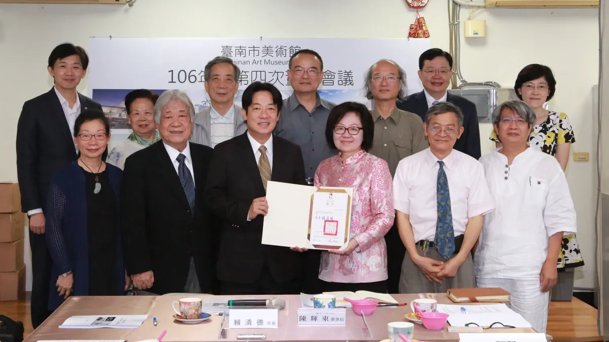 臺南市美術館臨時辦公處掛牌成立,賴清德市長親自頒發聘書予新任董事。〔圖/台南市政府提供〕