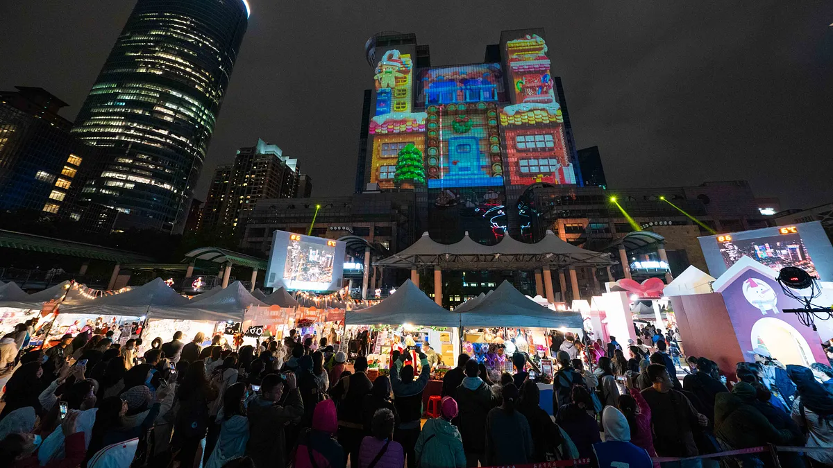 首度亮相的「甜蜜時刻篇」光雕投影秀以精細的動畫設計,搭配投影技術,打造成氣勢磅礡的光影藝術大秀,市民看了直呼太感動了。(圖/新北市觀光旅遊局提供)