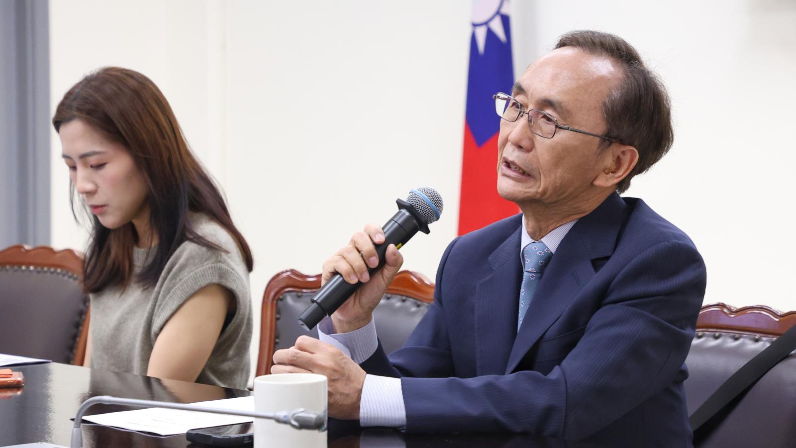 吳子嘉為何選前被辦?竹北流傳鄭朝方黑函 徐巧芯揭檢調「火速抄家」反常之處