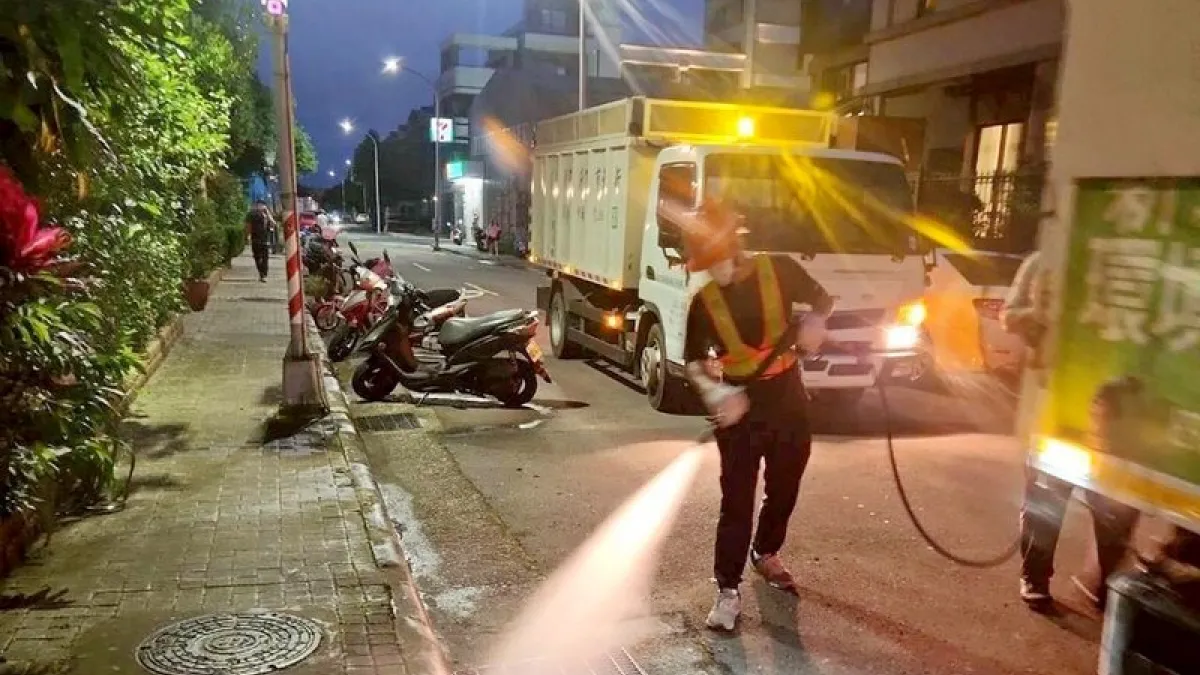 林口男子基隆染漢他 住家周邊加強清消(1) 新北市衛生局19日表示,18日接獲中央通報林口男子確診1例漢他病毒症候群,已漏夜在個案住家周邊加強水溝清淤與噴消。(新北市衛生局提供)中央社記者黃旭昇傳真 115年5月19日