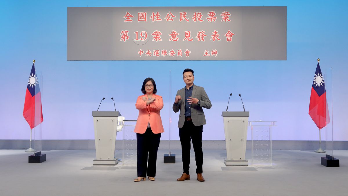 中選會11日舉辦公投電視意見發表會,第19案「公投綁大選」正方代表國民黨副發言人楊植斗(右)和反方代表民進黨立委管碧玲(左)出席。(中選會提供) 中選會11日舉辦公投電視意見發表會,第19案「公投綁大選」正方代表國民黨副發言人楊植斗(右)和反方代表民進黨立委管碧玲(左)出席。(中選會提供)