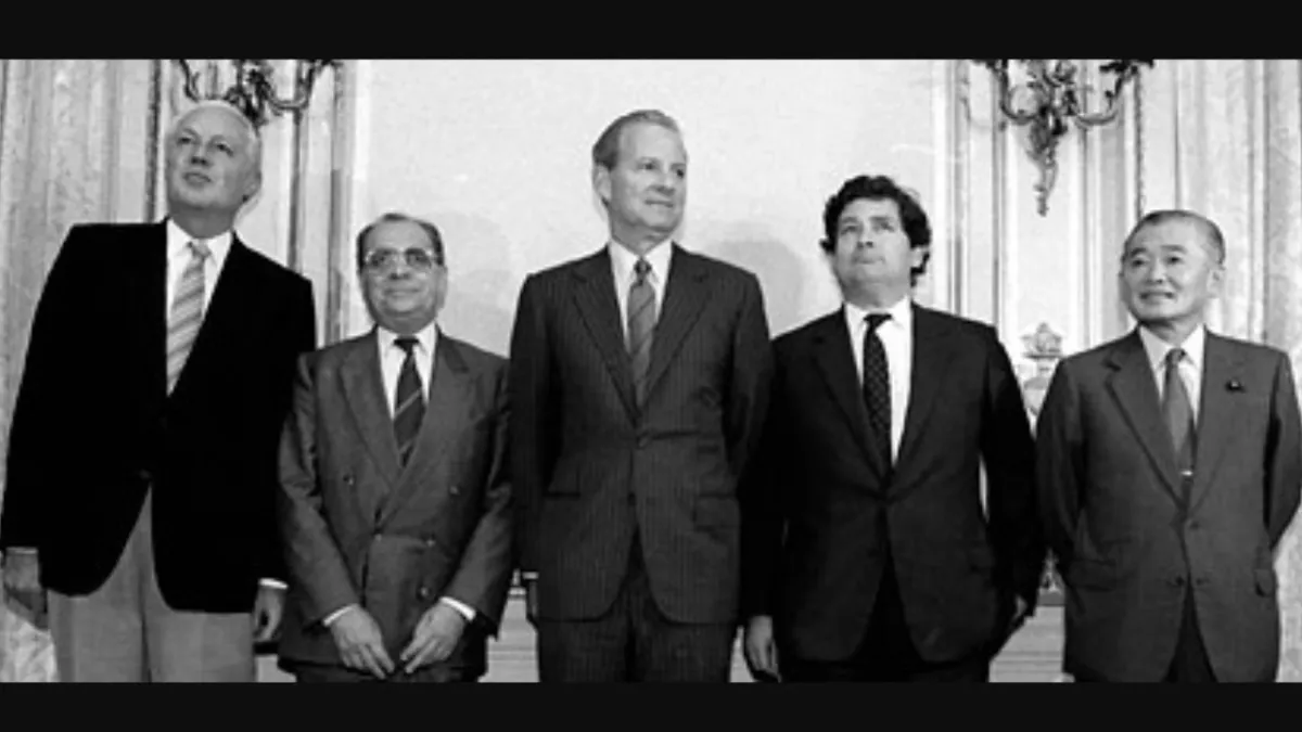 1985年9月22日,德法美英日五國財長在紐約廣場飯店簽署「廣場協議」後合影。(維基百科/合理使用)
