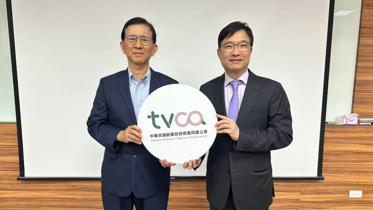 創投公會今(10)日改選理事長,由邱德成(右)交棒黃彥男(左)。(創投公會提供)