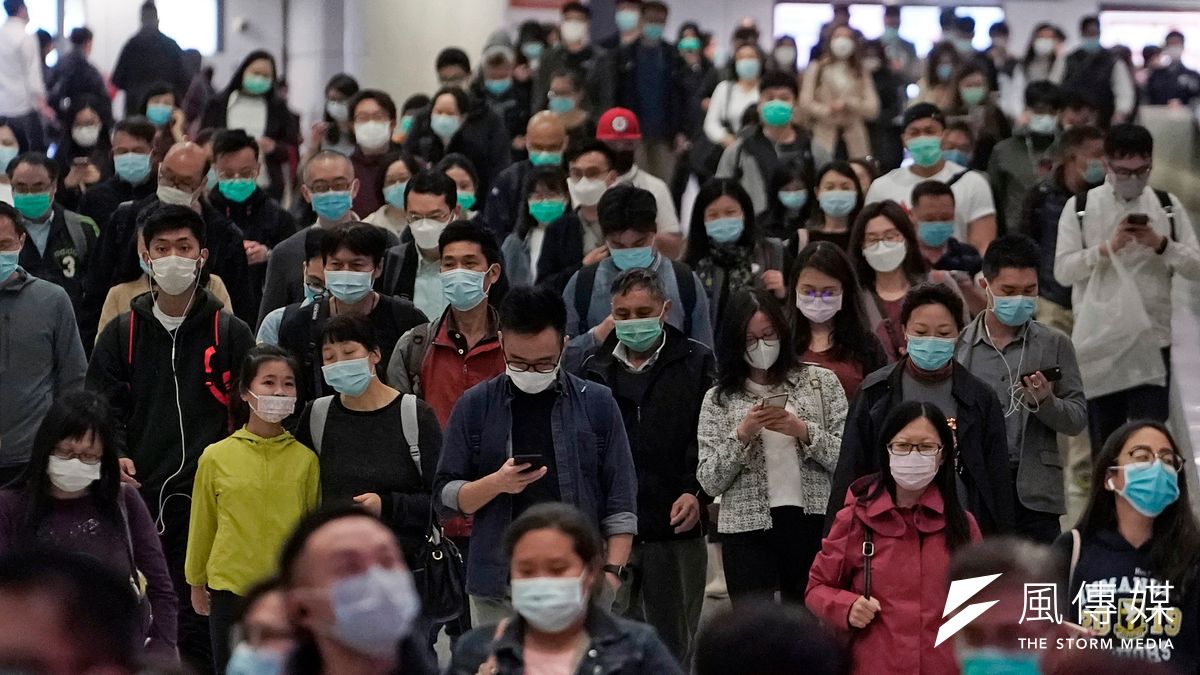 武漢肺炎疫情肆虐,香港行人都戴著口罩(AP) 武漢肺炎疫情肆虐,香港行人都戴著口罩(AP)